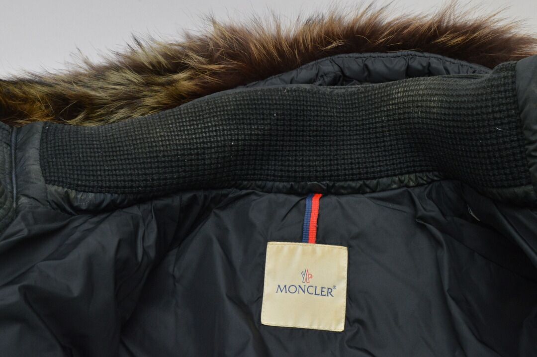 モンクレール MONCLER LEON掲載モデル ペイズリー柄 コヨーテ ファー