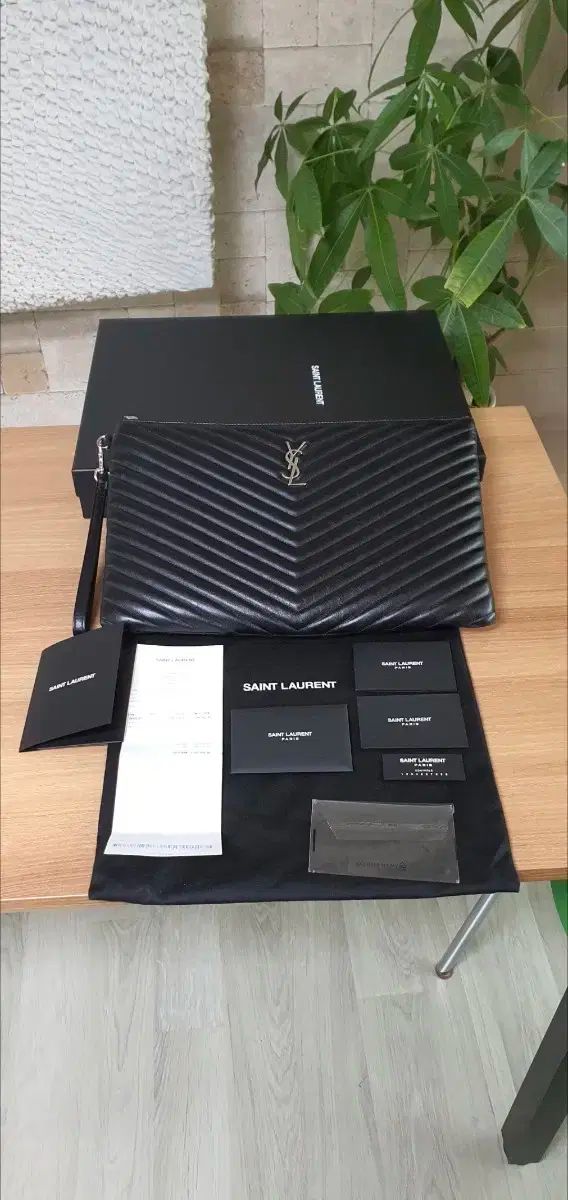 YVES SAINT LAURENT イヴ サンローラン Saint Laurent サンローラン クラッチ|クラッチバッグ ラージ シルバー金具 ほぼ 正規品 レシート O