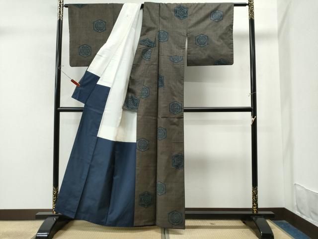 平和屋着物○本場大島紬 7マルキ 亀甲吉祥花唐草文 正絹 逸品