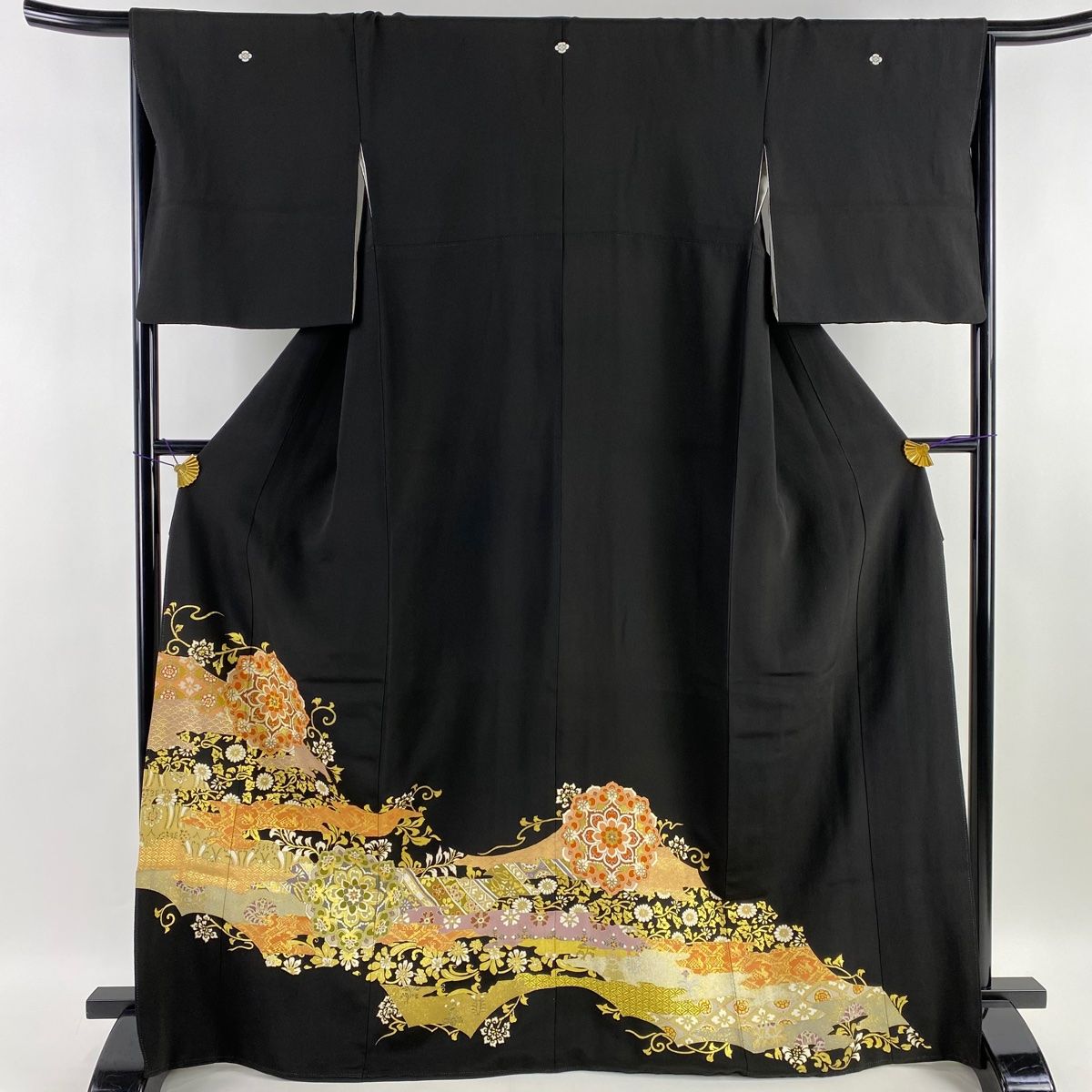 千總の黒留袖波柄のうえに茶屋辻風で金糸赤糸の刺繍が豪華絢爛な逸品