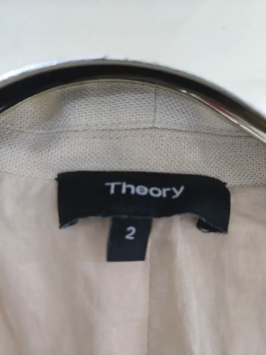 セオリー ベージュ