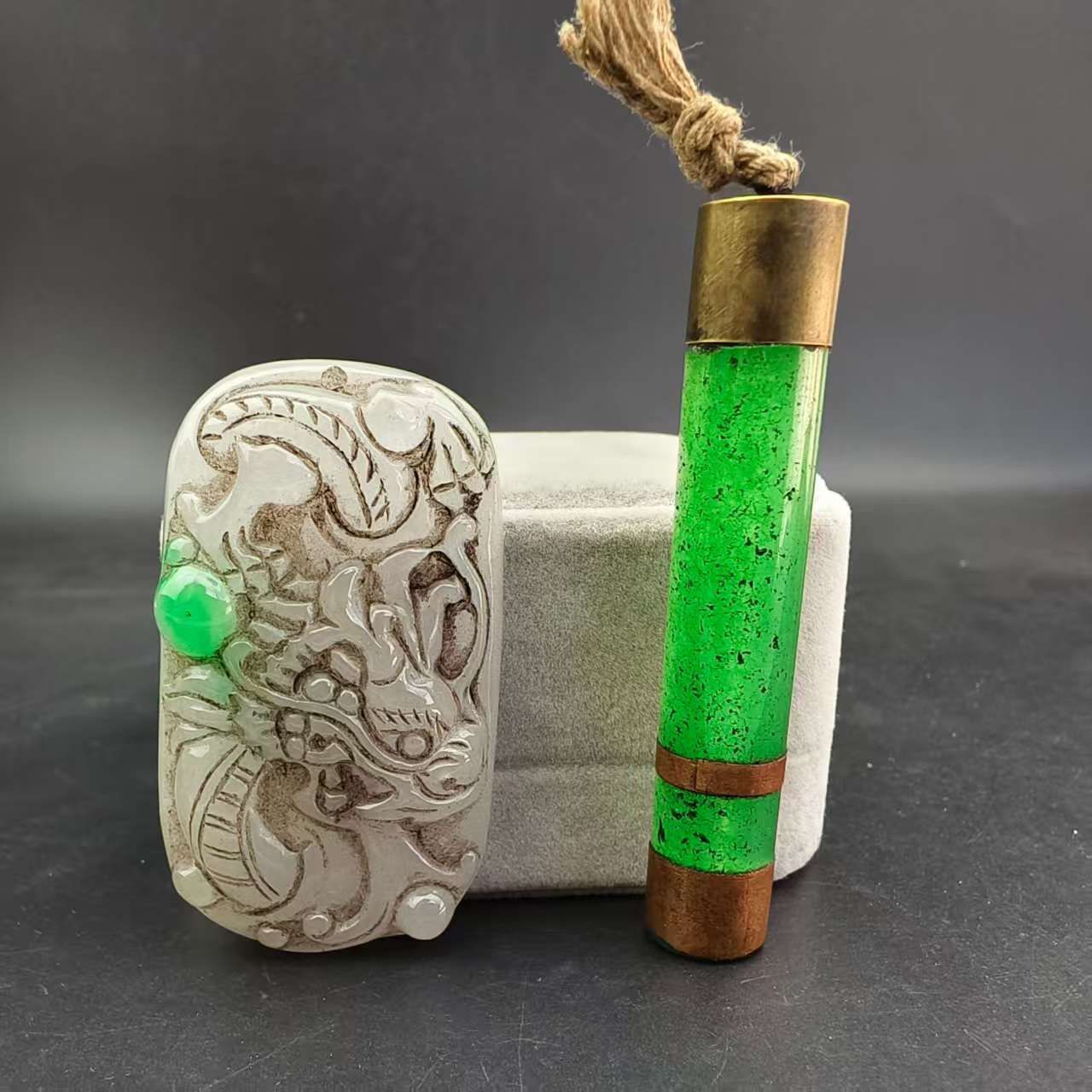 中国古美術.古玉老玉.旧蔵.古代白地に青老翡翠.龍行天下玉牌ペンダント