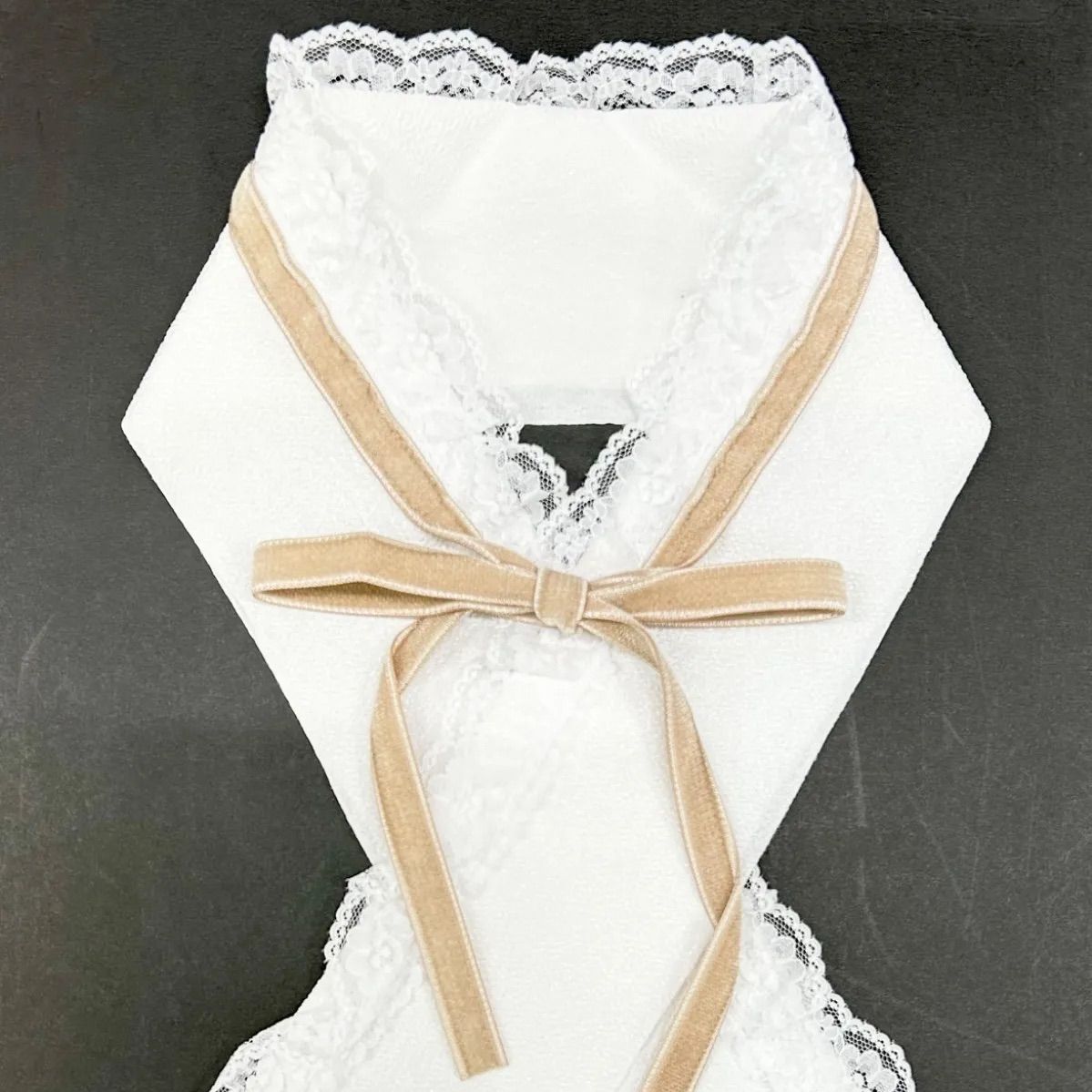 ゴールド刺繍の重ね衿・帯締め・お飾り フリルレースの帯揚げ・半衿