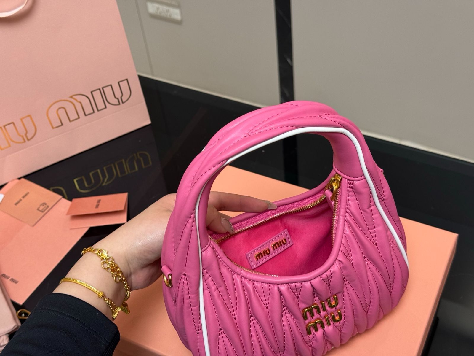 【直営店】MiuMiu ワンダーウィッカーハンドバッグ ミュウミュウの人気バッグ「ワンダー」が“マイクロミニサイズ”に