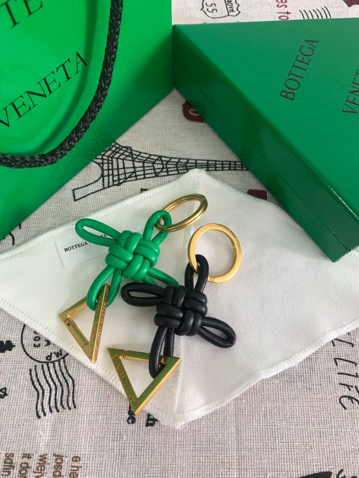 【匿名配送】BOTTEGA VENETAトライアングル キーリング キーホルダー Amazon.co.jp: [ボッテガ ヴェネタ] キーリング キーホルダー