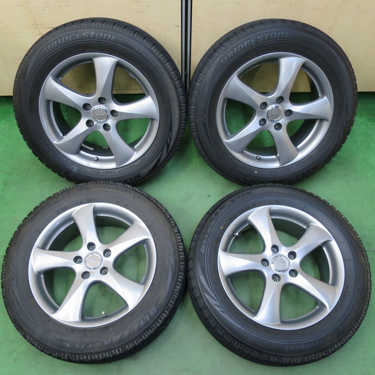 バリ溝！キレイ！8.5分☆スタッドレス 215/60R17 ブリヂストン 