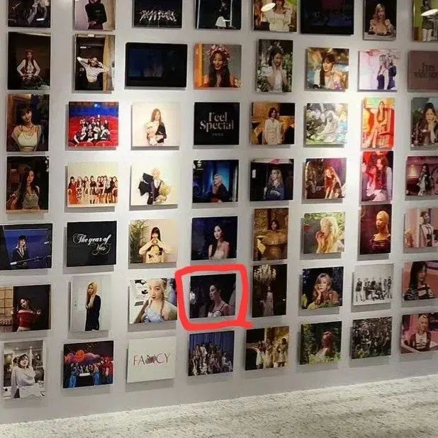 TWICE トゥワイス 7 周年 展示会 額縁 フィル チェヨン CHAEYOUNG