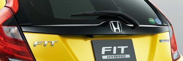 HONDA ホンダ 純正 FIT フィット リアライセンスガーニッシュ (2016.11～仕様変更) 08B77-T5A-A00B