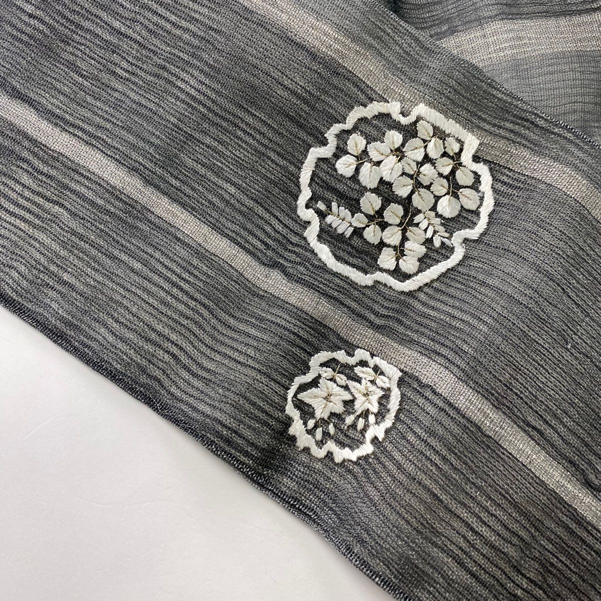 名古屋帯 秀品 夏帯 雪輪 草花 刺繍 金銀糸 灰色 正絹 【中古