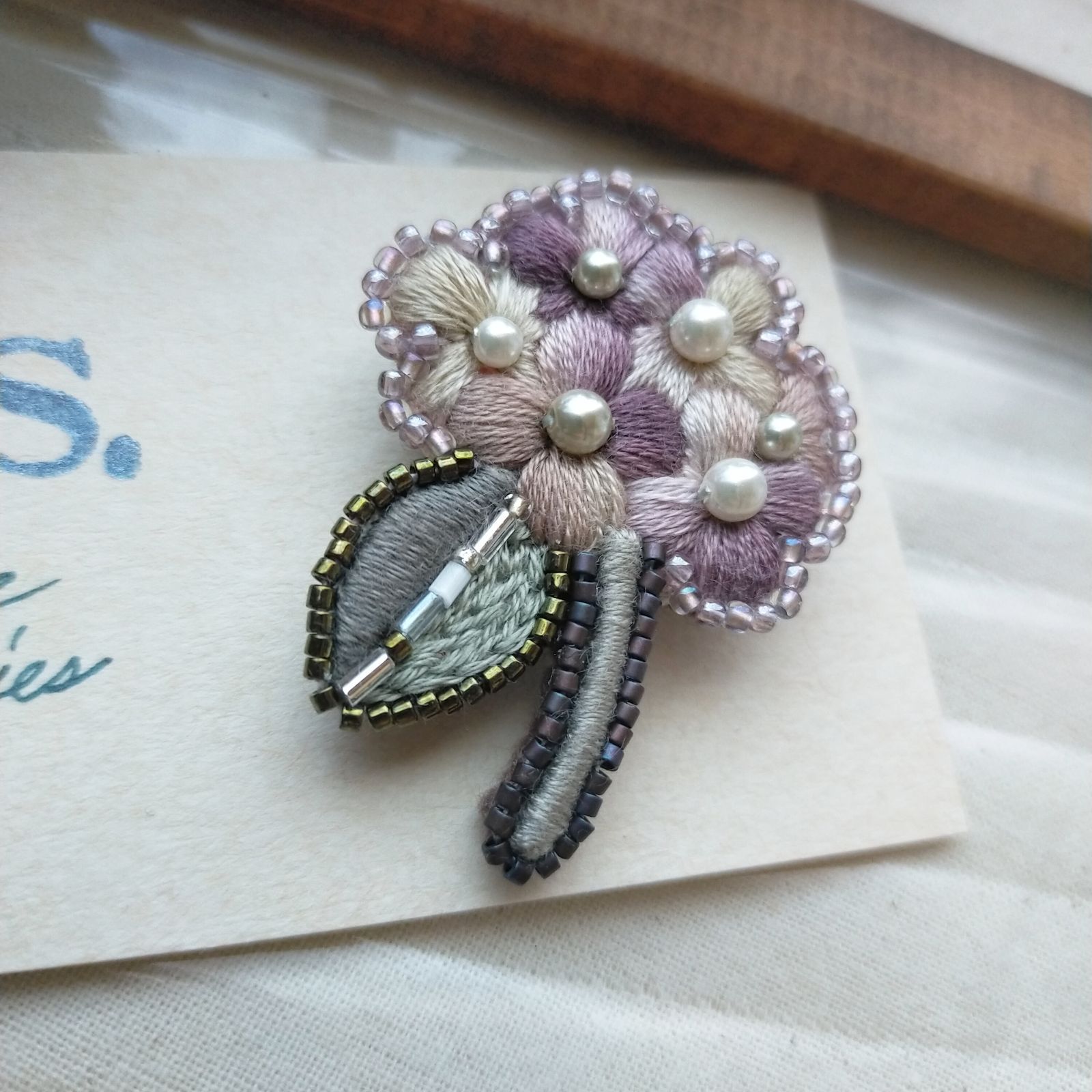 梅雨を彩る紫陽花ブローチ 手刺繍ブローチ - メルカリ