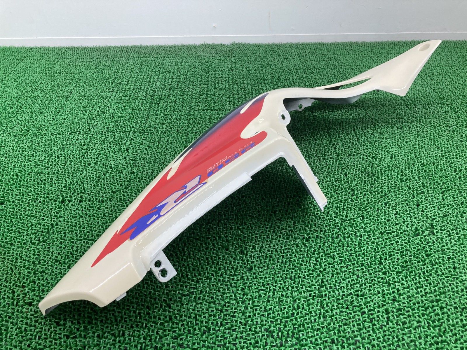 CBR250RR シートカウル 左右 社外 バイク 部品 MC22 テールカウル ニダボ ノーマルタイプ 割れ欠け無し 品薄 【中古】 77 CBR250RR シートカウル 左右 社外 バイク 部品 MC22 テールカウル