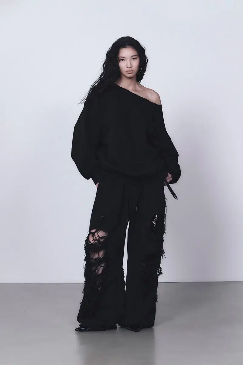 TREEMINGBIRD スクラッチダメージ ボートネック スウェットシャツ - ワイドスウェットパンツ