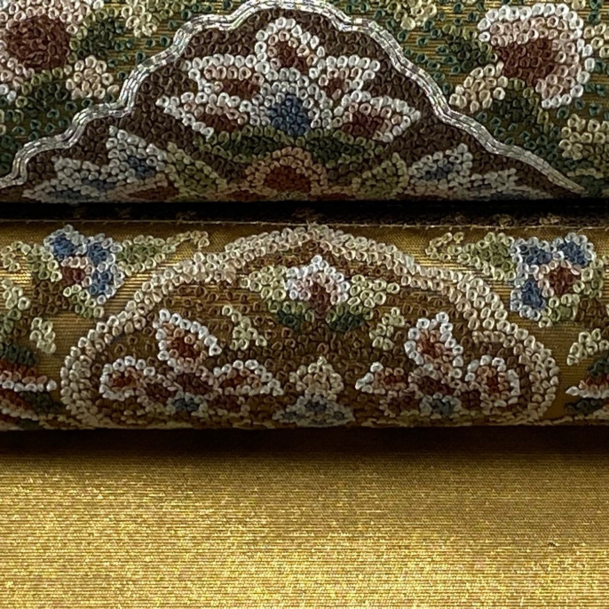 袋帯 美品 逸品 菱華文 草花 相良刺繍 箔 金色 お太鼓柄 正絹