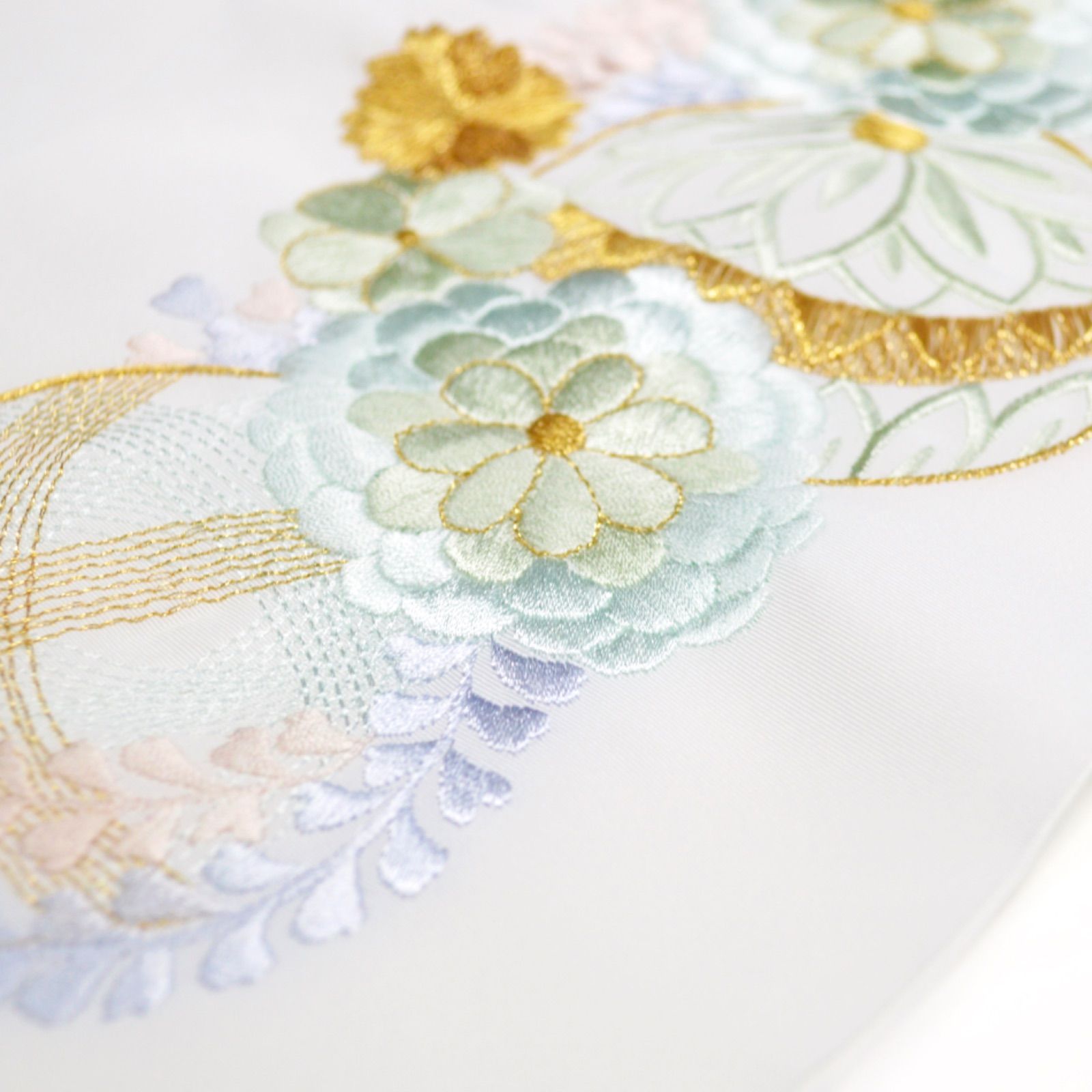 振袖フルセット(7点)・古典柄・金駒刺繍・舞蝶・枝垂れ桜・パールトーン加工・正絹 美品》正絹 振袖フルセット SS〜Mサイズ 成人式 金駒刺繍 赤地 鞠 古典