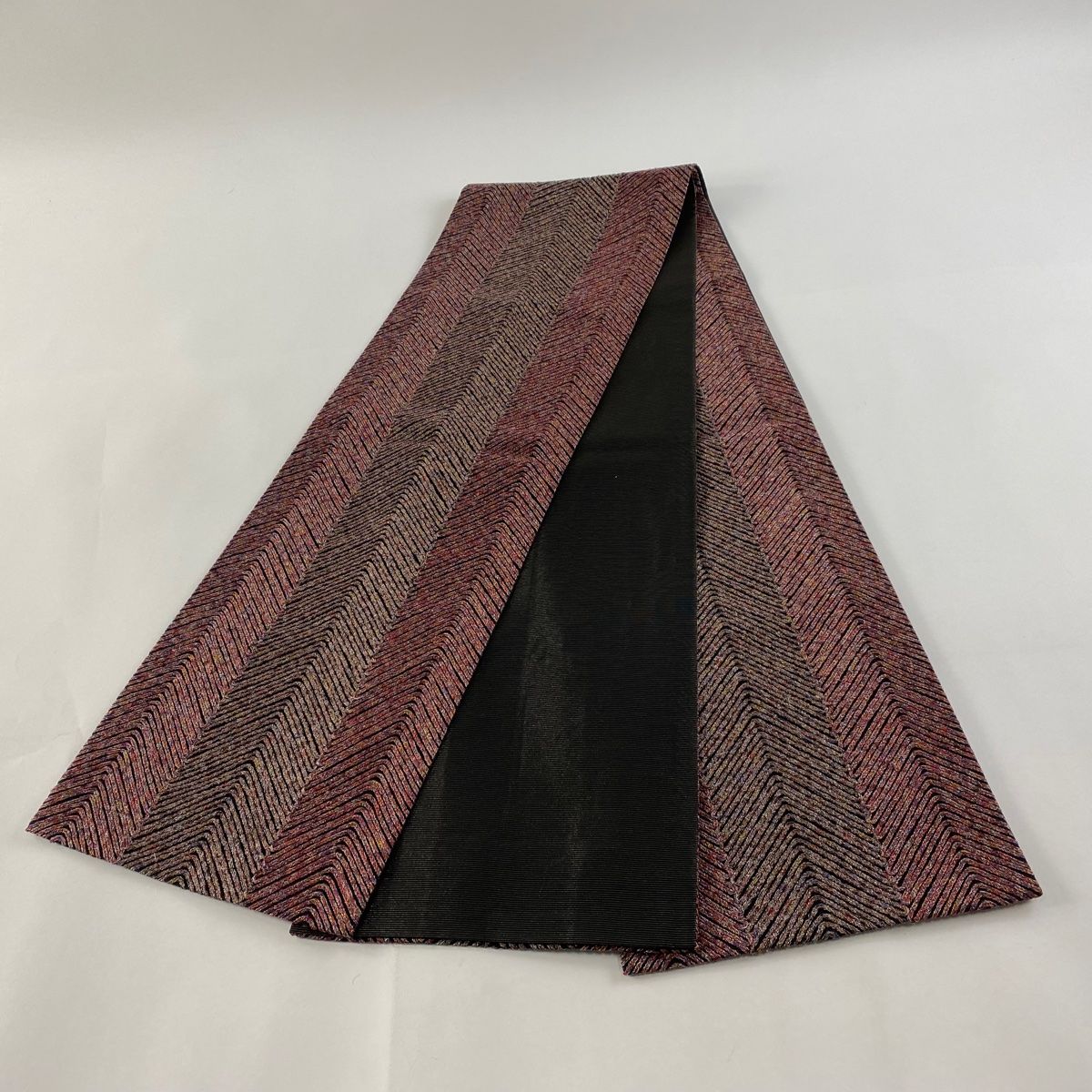 袋帯 美品 名品 無月 落款 幾何学模様 箔 赤紫 全通 正絹 【中古