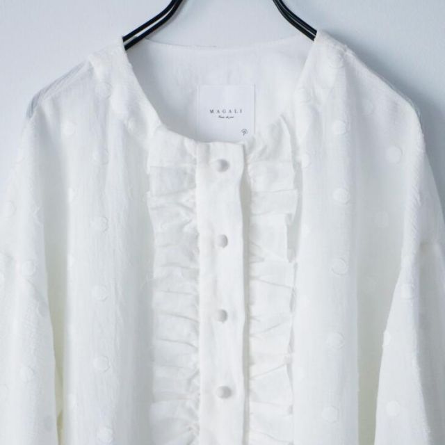 MAGALI | コットンスノードット・フリルブラウス (ホワイト