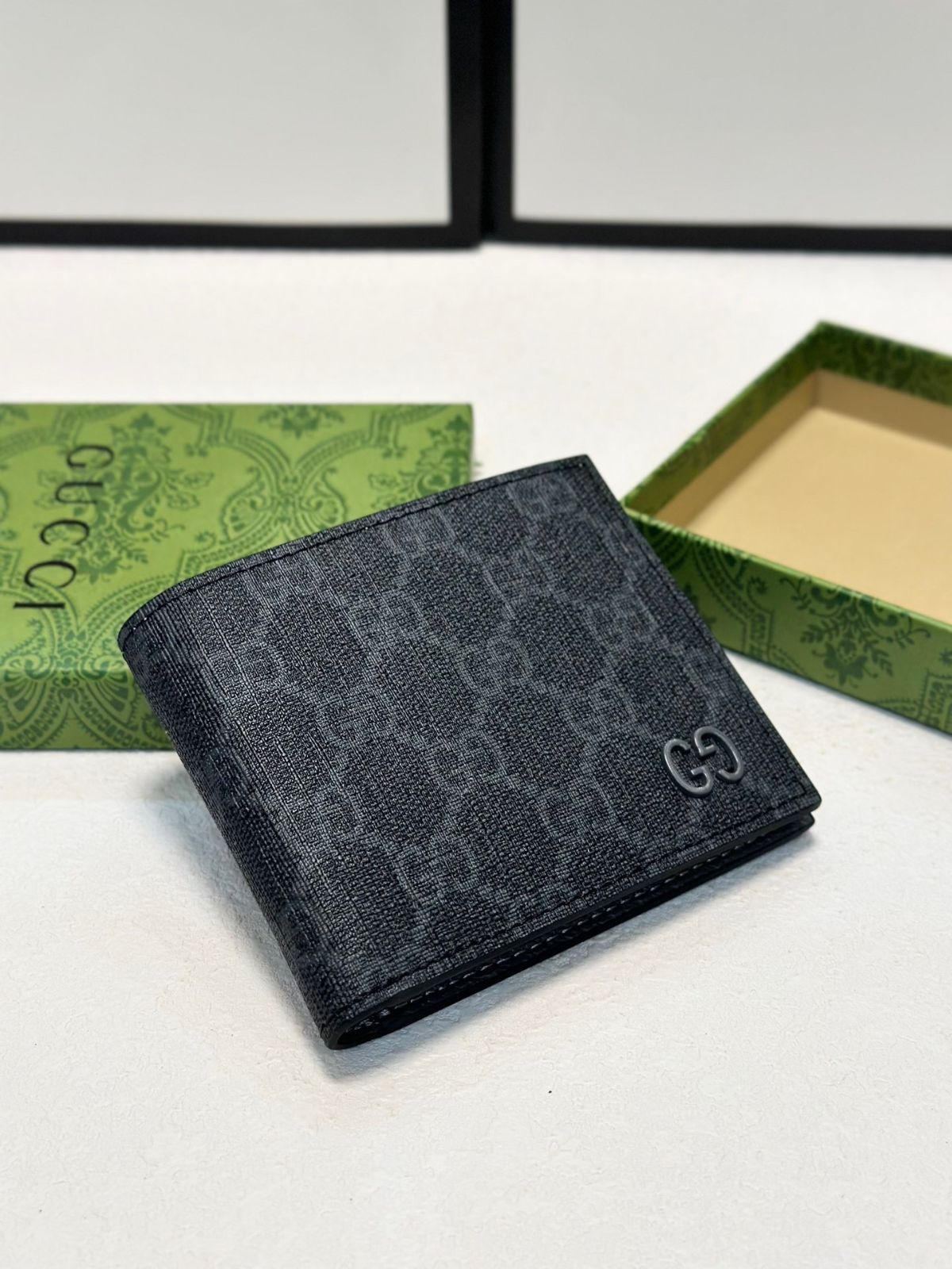 激安アウトレット通販 コーヒー色 今日特価】GUCCI 11x9 ショート シルクプリント 小物