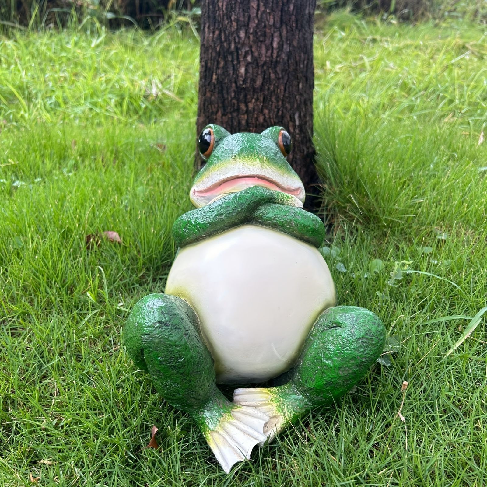寝そべっている 室内