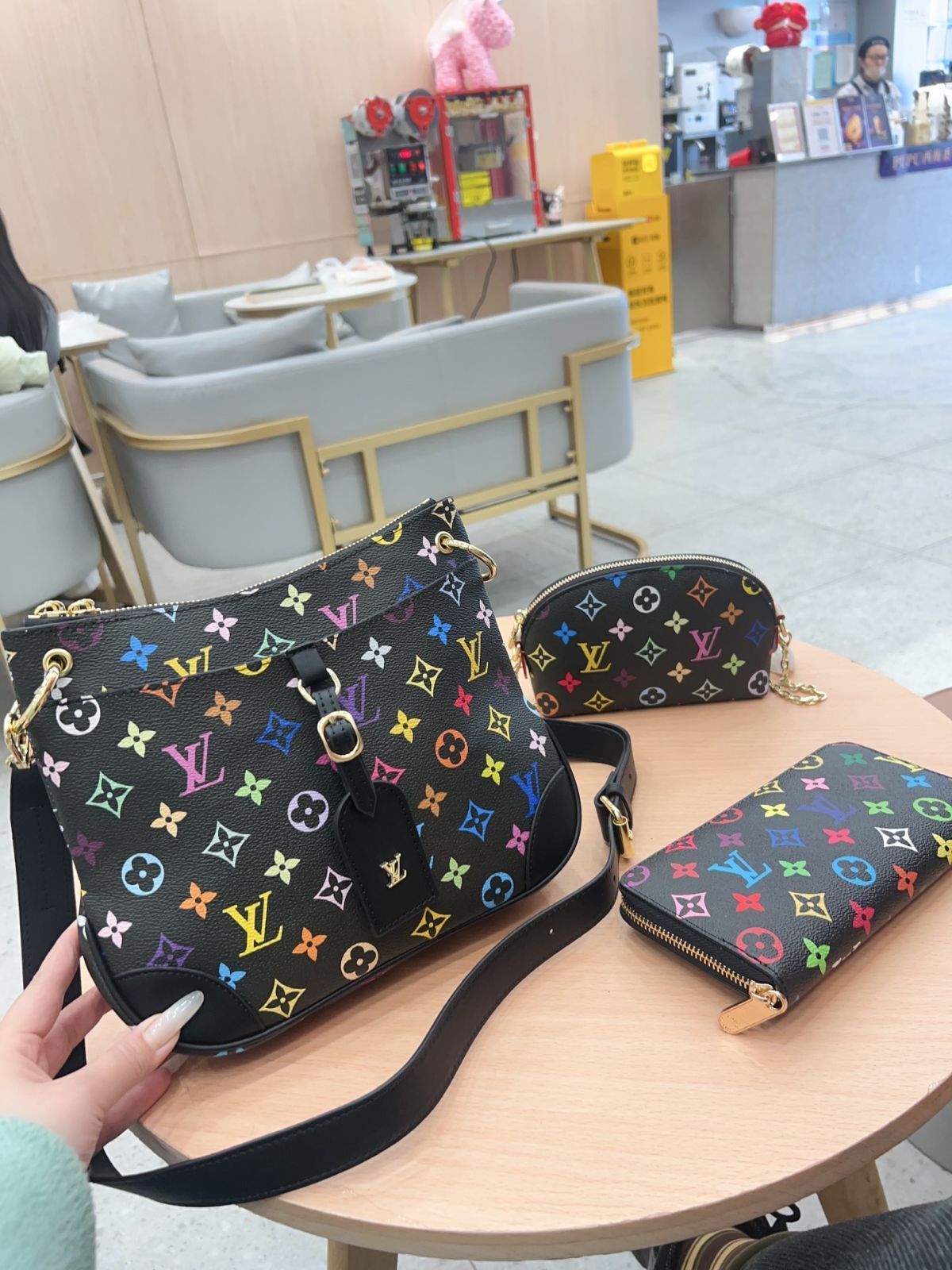 TOP New 2025 高品質3点セット - Lv ブラック クロワッサンバッグ 化粧チェーンバッグ 財布 特別割引 |