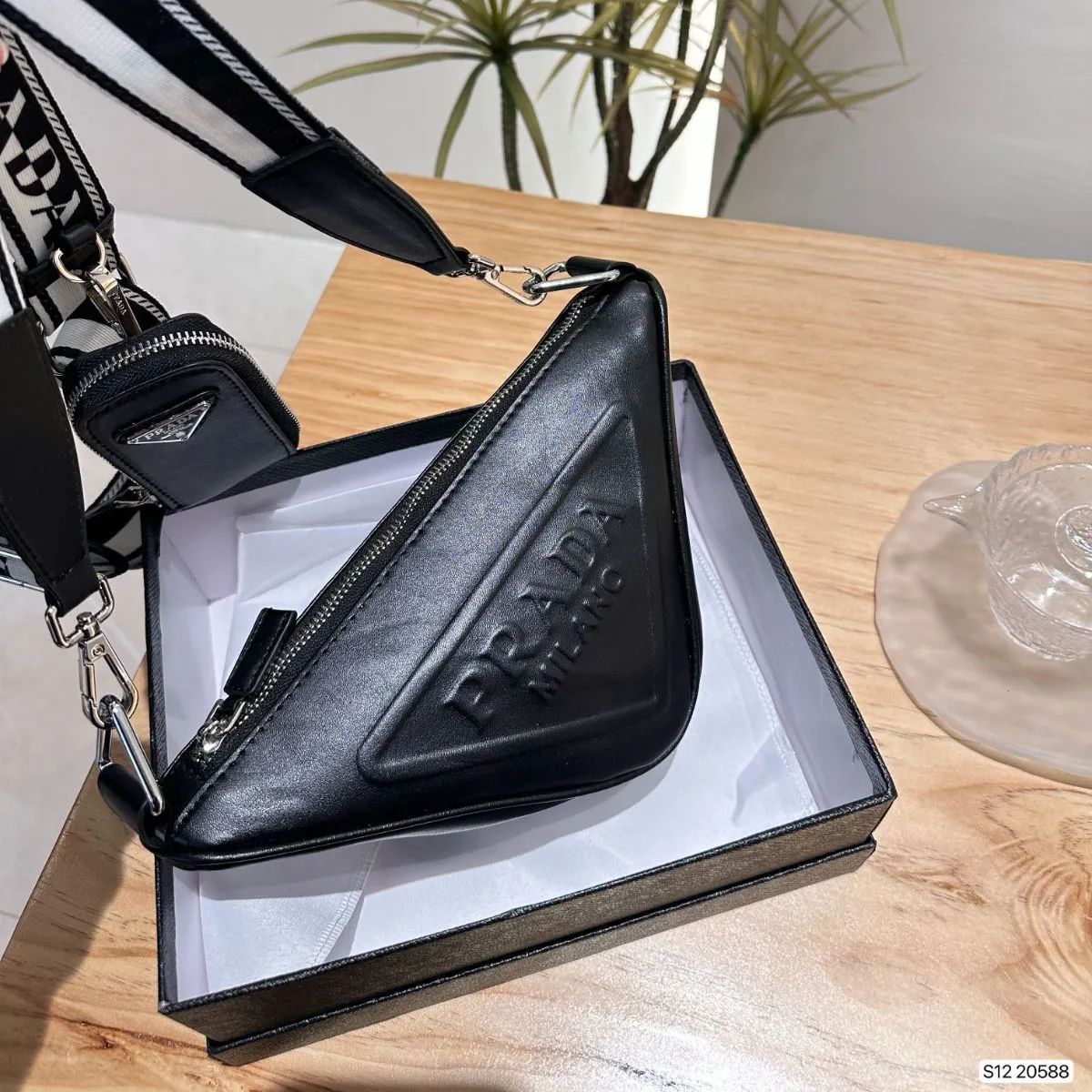 PRADAプラダトライアングルレザーショルダーバッグ ボディバッグ 