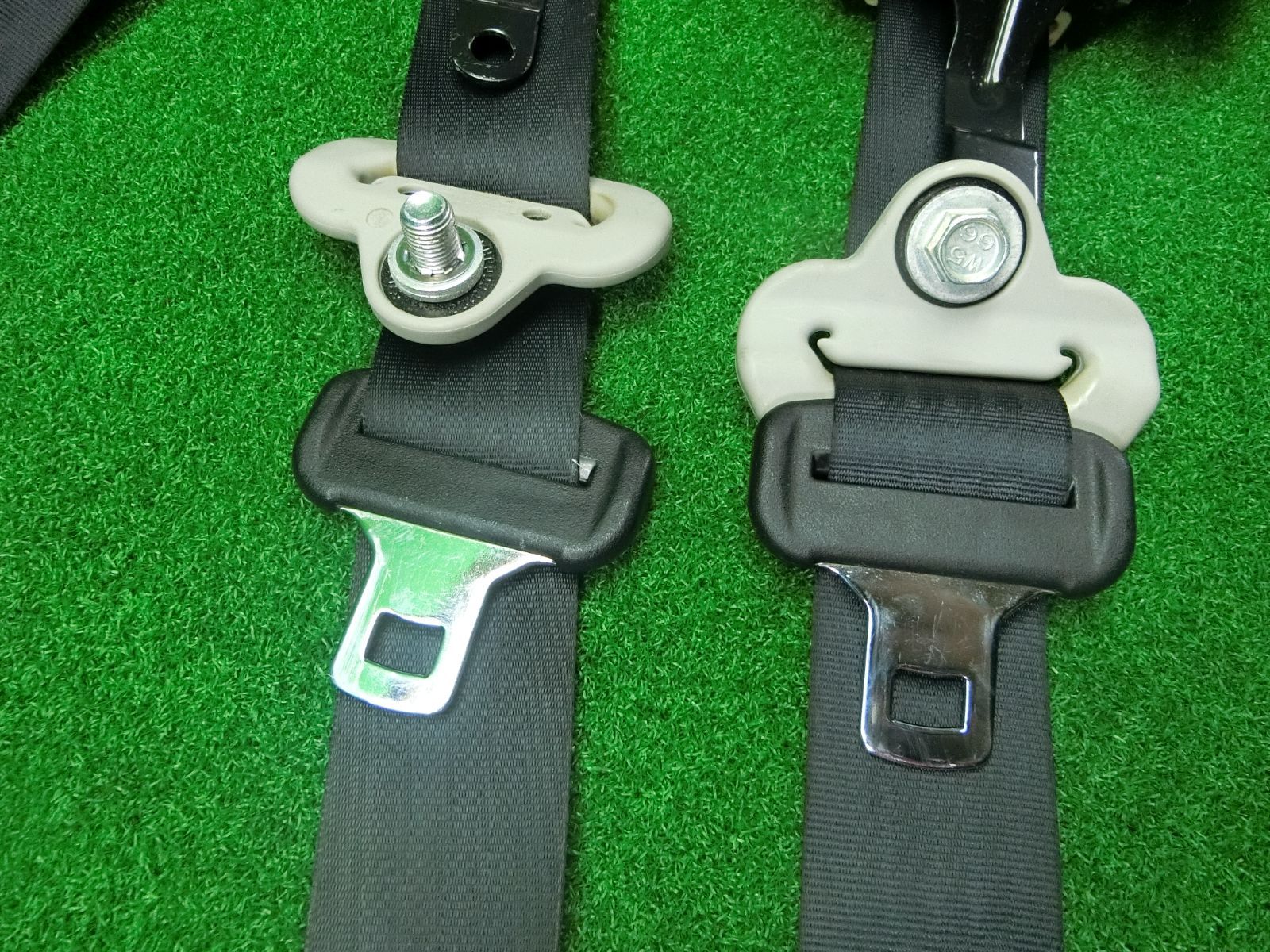 K9957 ワゴンR MH23S フロント シートベルト 左右セット キャッチ 84940-70K0 84920-70K1