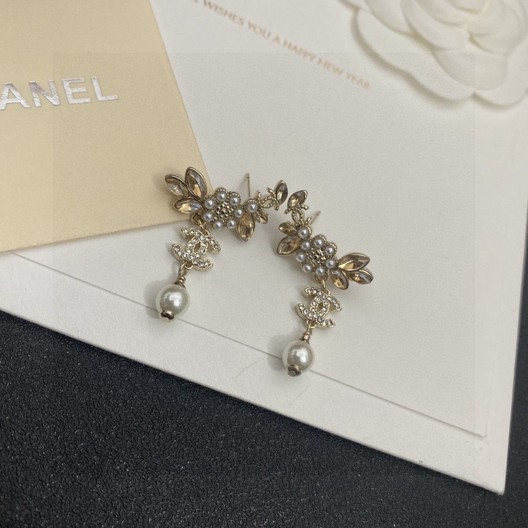 今日特価】Chanel 花柄 真珠 葉 クリスタル ピアス ダブル C