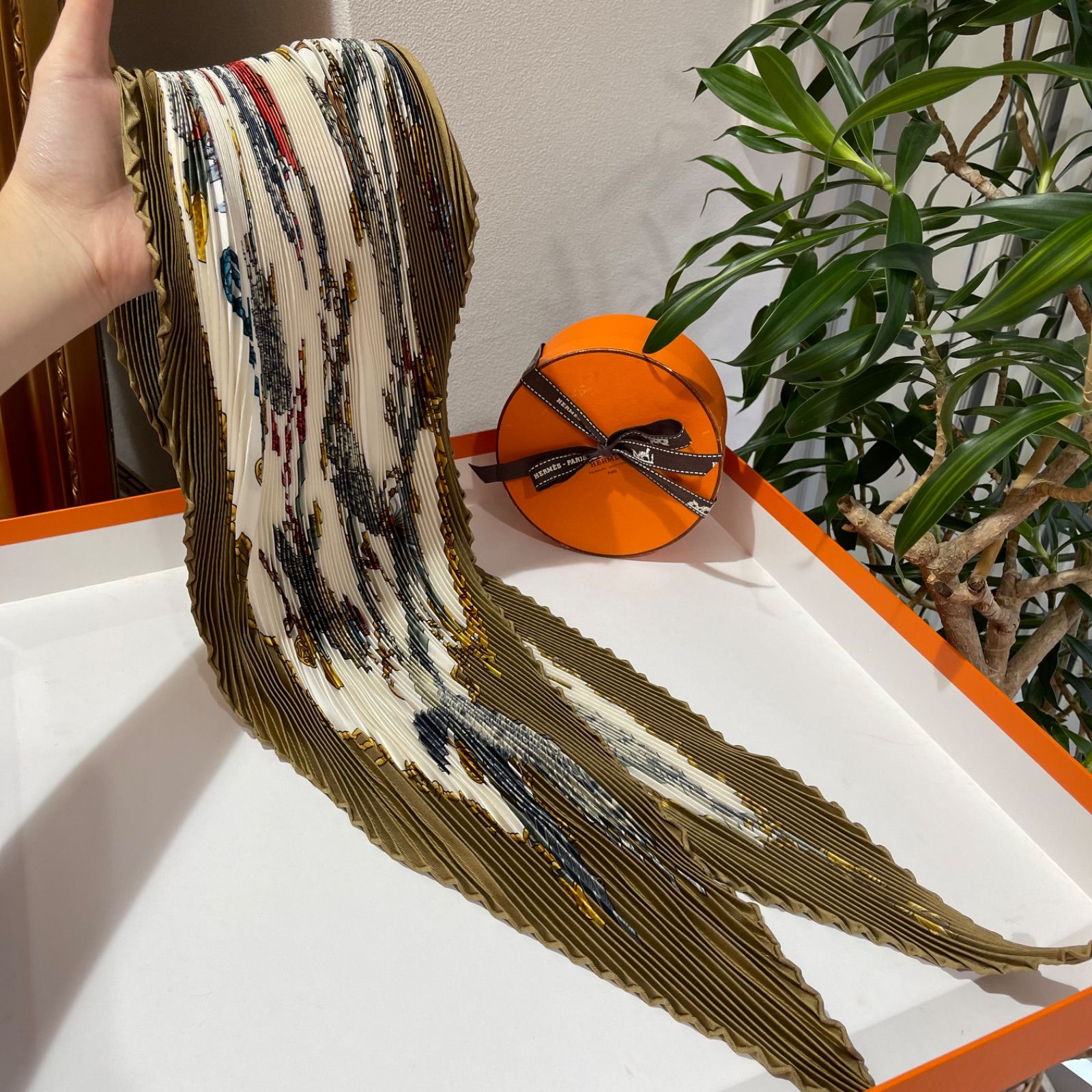 【極美品】HERMES エルメス プリーツスカーフ LES OISEAUX DU ROY 王の鳥たち シルク100％ カーキ×マルチカラー  ヴィンテージ 中古 ストール マフラー ファッション 小物 レディース 女性用 ブランド 希少 レア プレゼント ギフト