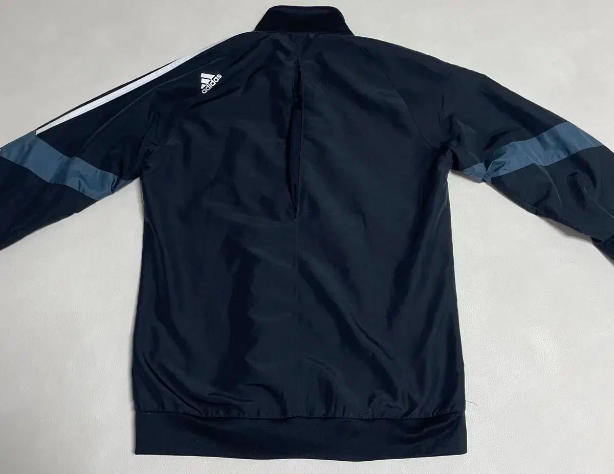 【新品未使用】現地購入 adidas Real Madrid ウィンドブレーカー 新品未使用】現地購入 adidas Real Madrid ウィンドブレーカー