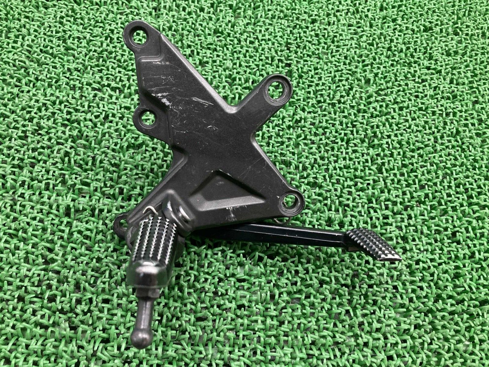 ZX-10R ステップ 右 0698 カワサキ 純正 バイク 部品 ZX1000J ZX1000K