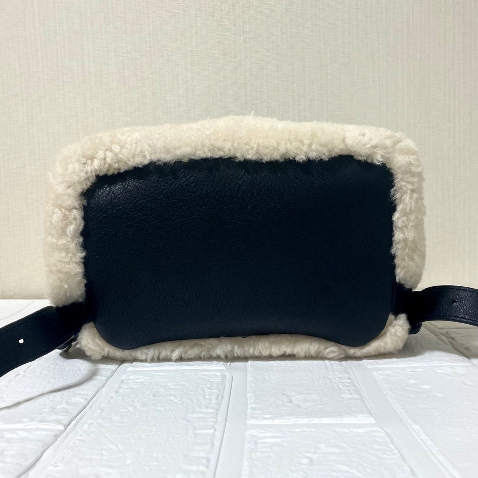 新品同様　UGG アグリュック　モコモコで超可愛い　羊毛綺麗なリュック アグリュック モコモコで超可愛い 羊毛綺麗なリュック - メルカリ