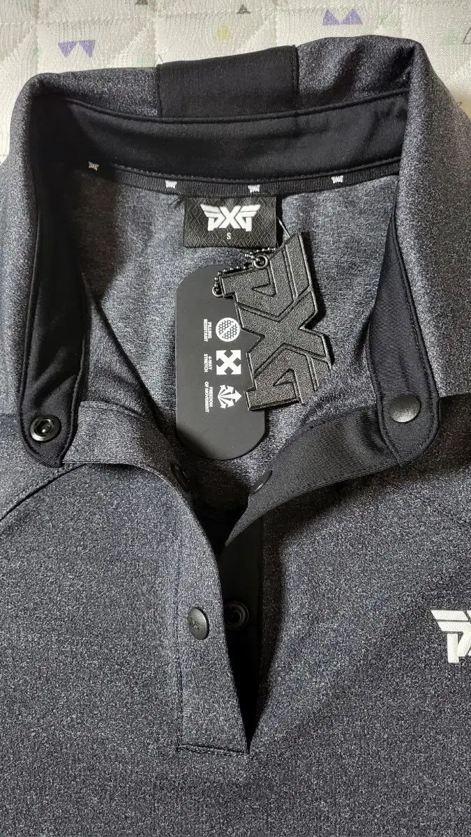 G/FOREゴルフ女子向け ノースリーブポロ＆スカートセット 赤白ライン 新品✨ G/FORE ノースリーブポロ×スカート 上下セット 赤×白ライン 新品