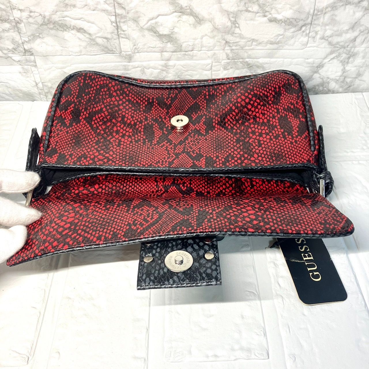 ✨【新品】GUESS ゲス ショルダーバッグ パイソン 花柄  レッド