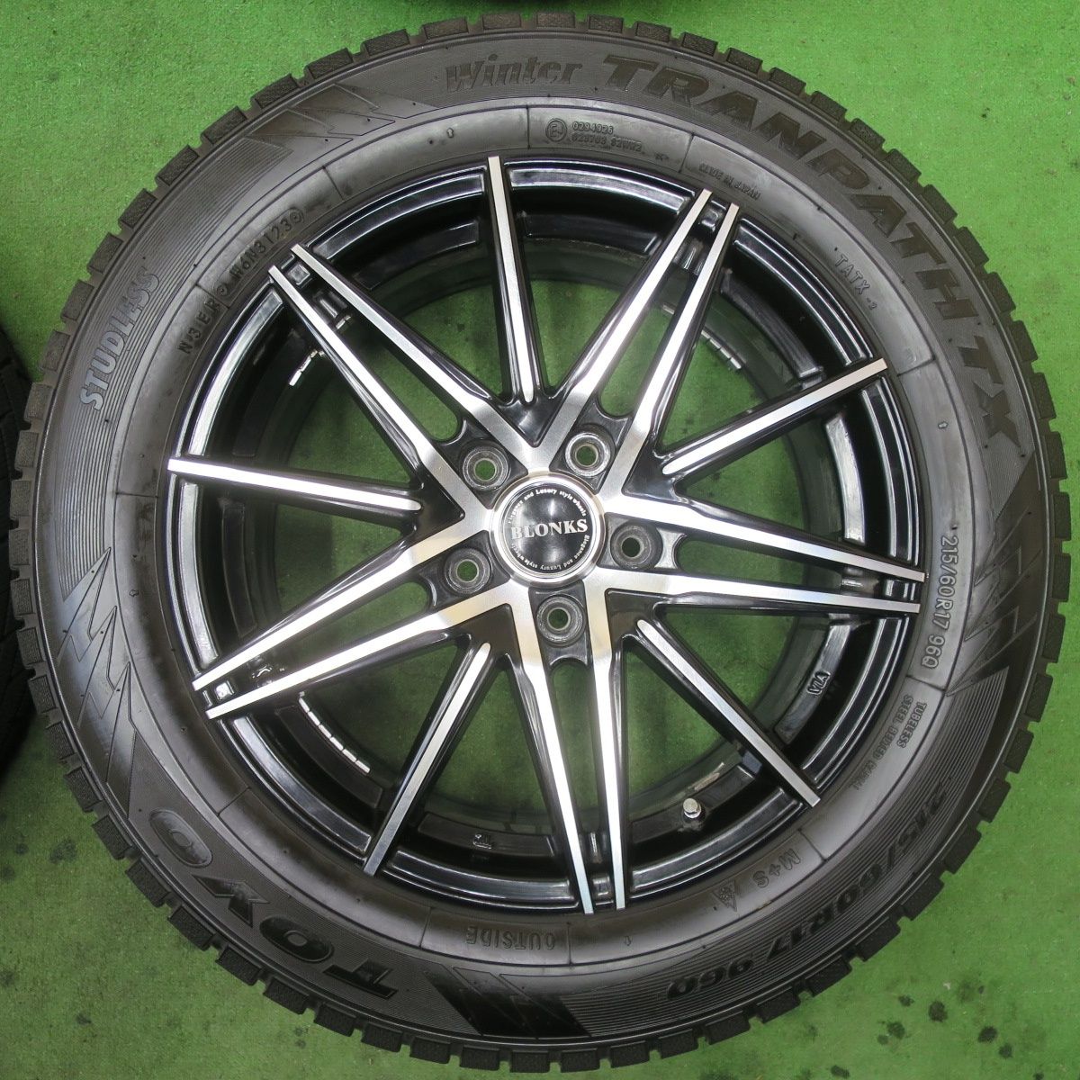 当店商品は100％品質保証！ バリ溝 23年 キレイ 9.5分 スタッドレス 215 60R17 トーヨー ウインター トランパス TX BLONKS ブロンクス 17インチ PCD114.3 5H 5091001TTス