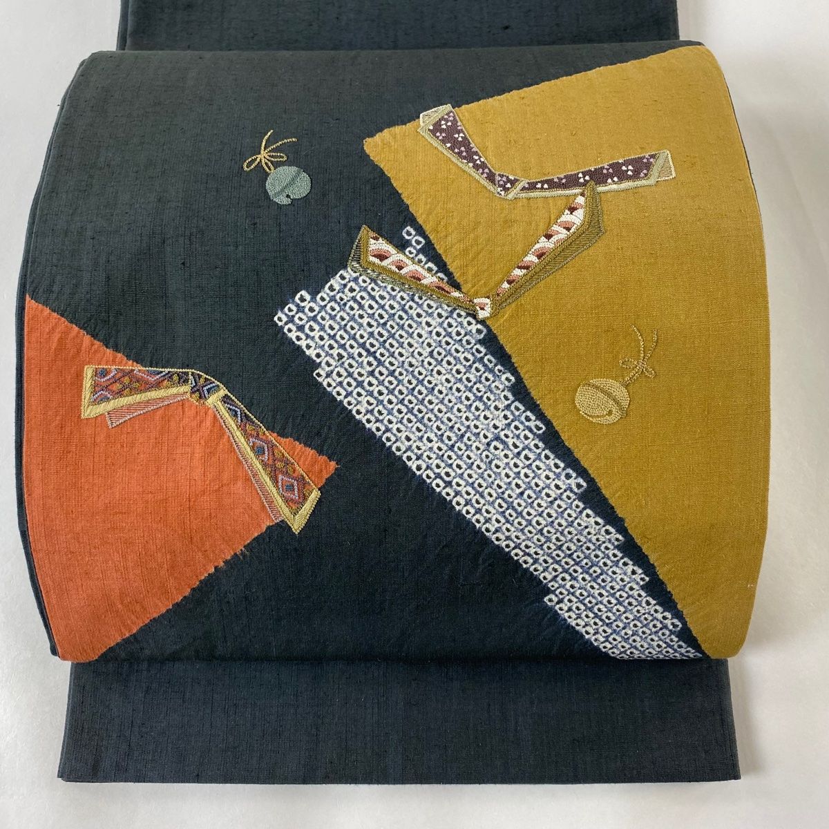 袋帯 逸品 証紙 結城紬地 鈴 結び文 絞り 刺繍 深緑 お太鼓柄
