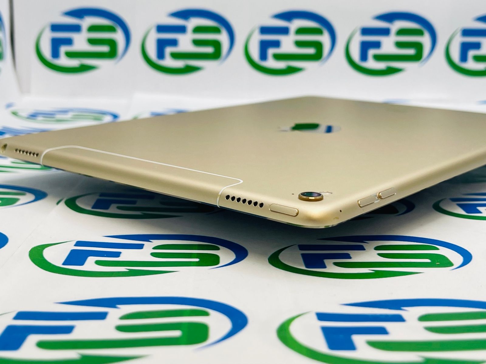 iPad Pro 9.7インチ WI-FI＋Cellularモデル 32GB ゴールド MLPY2J/A A1674