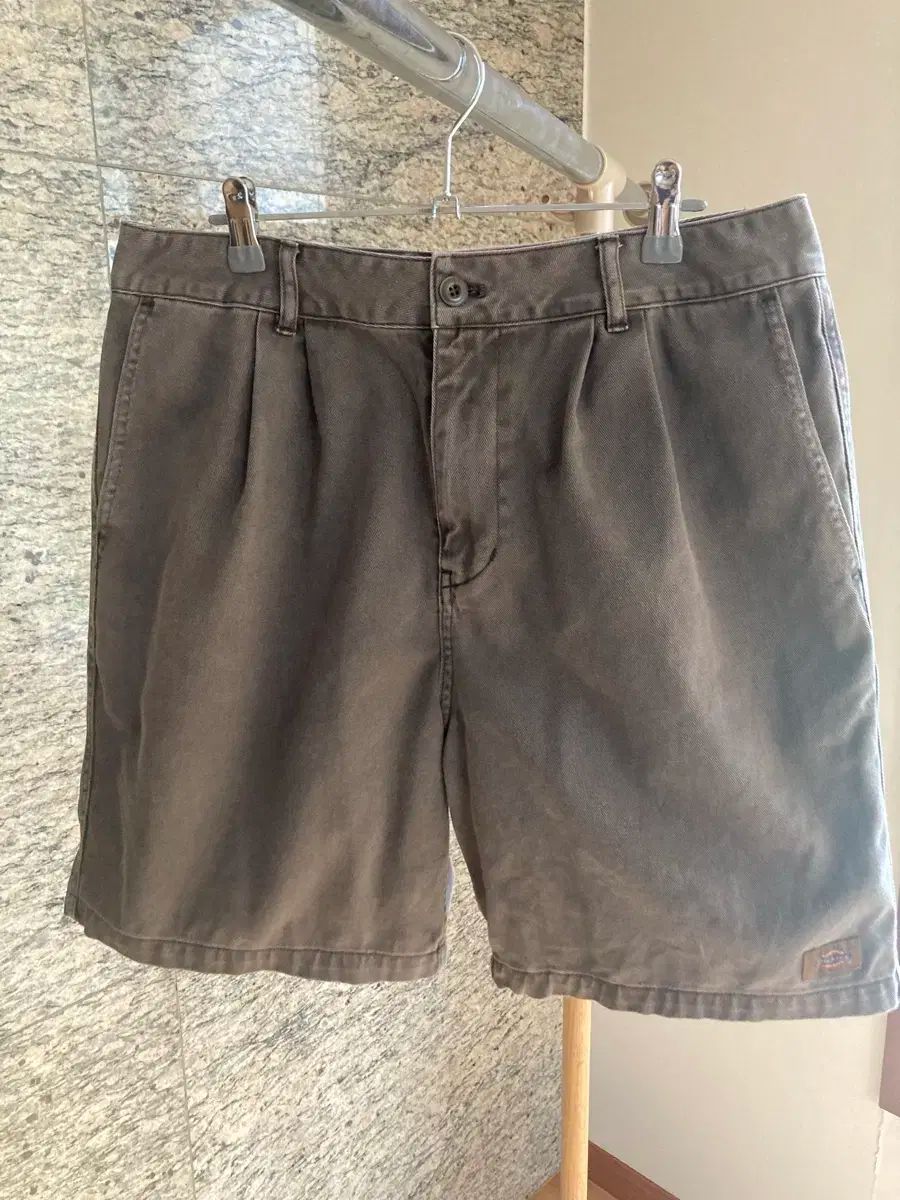 DICKIES(ディッキーズ) ガーメント ダイド ワンタック ツイル ショートパンツ 茶色 L