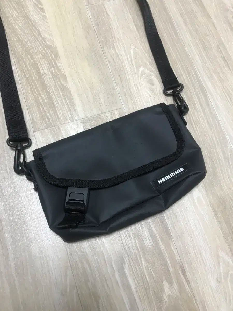 【雷市場（ポンジャン）商品韓国直送】 ネイキッドニス クロスバッグ