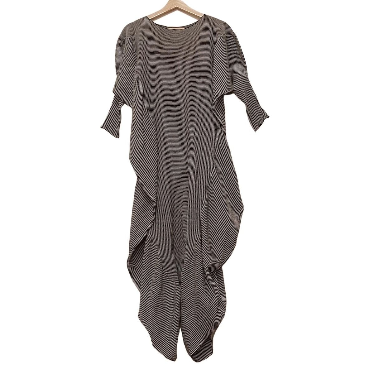 ISSEYMIYAKE イッセイミヤケ ワンピース サイズ2 M レディース - 黒×白 クルーネック|七分袖|マキシ丈|ボーダー|2025SS