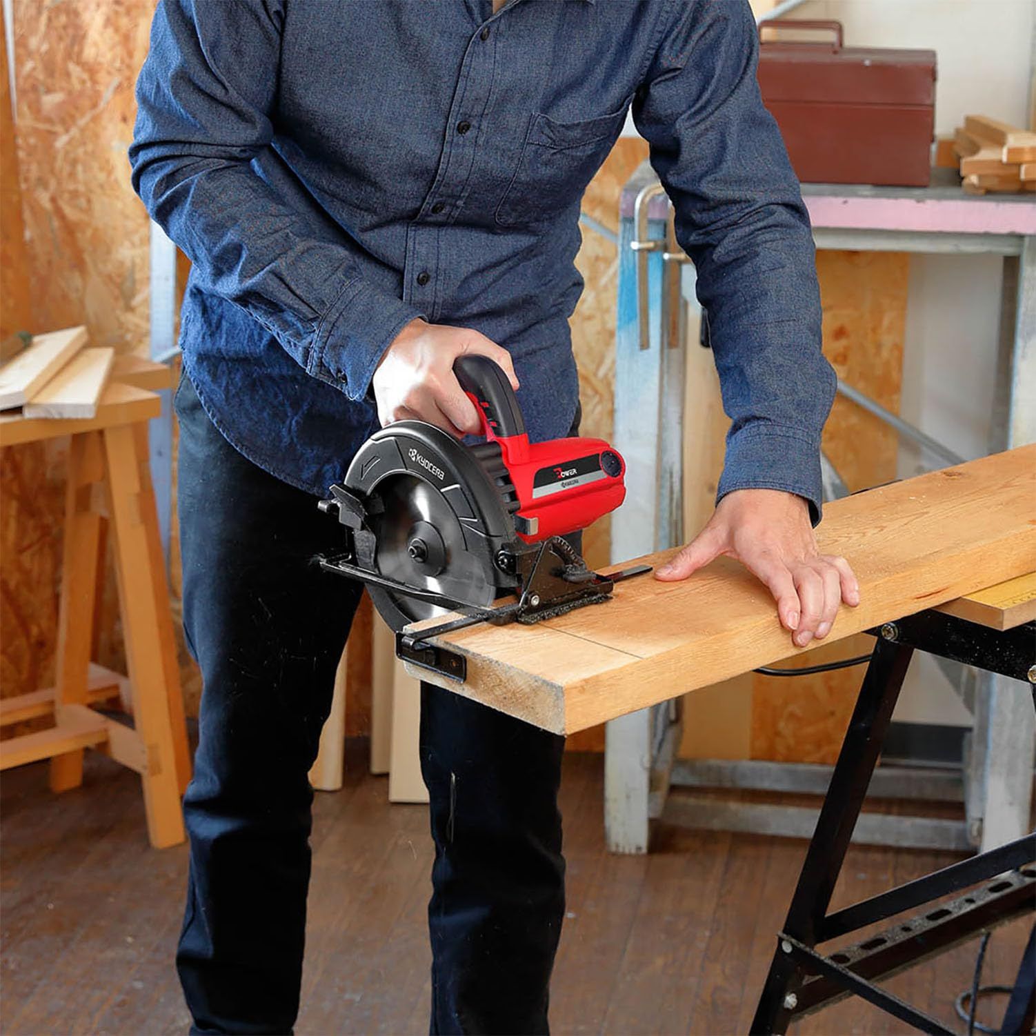 優しさ 京セラ Kyocera 旧リョービ 丸ノコ W-1710 617401A 滑りにくく手にフィットするソフトグリップで作業がしやすくDIYに最適 ノコ刃径165mm 最大切込深さ 90度 57mm 45度 38mm ソーガイドフェンス付