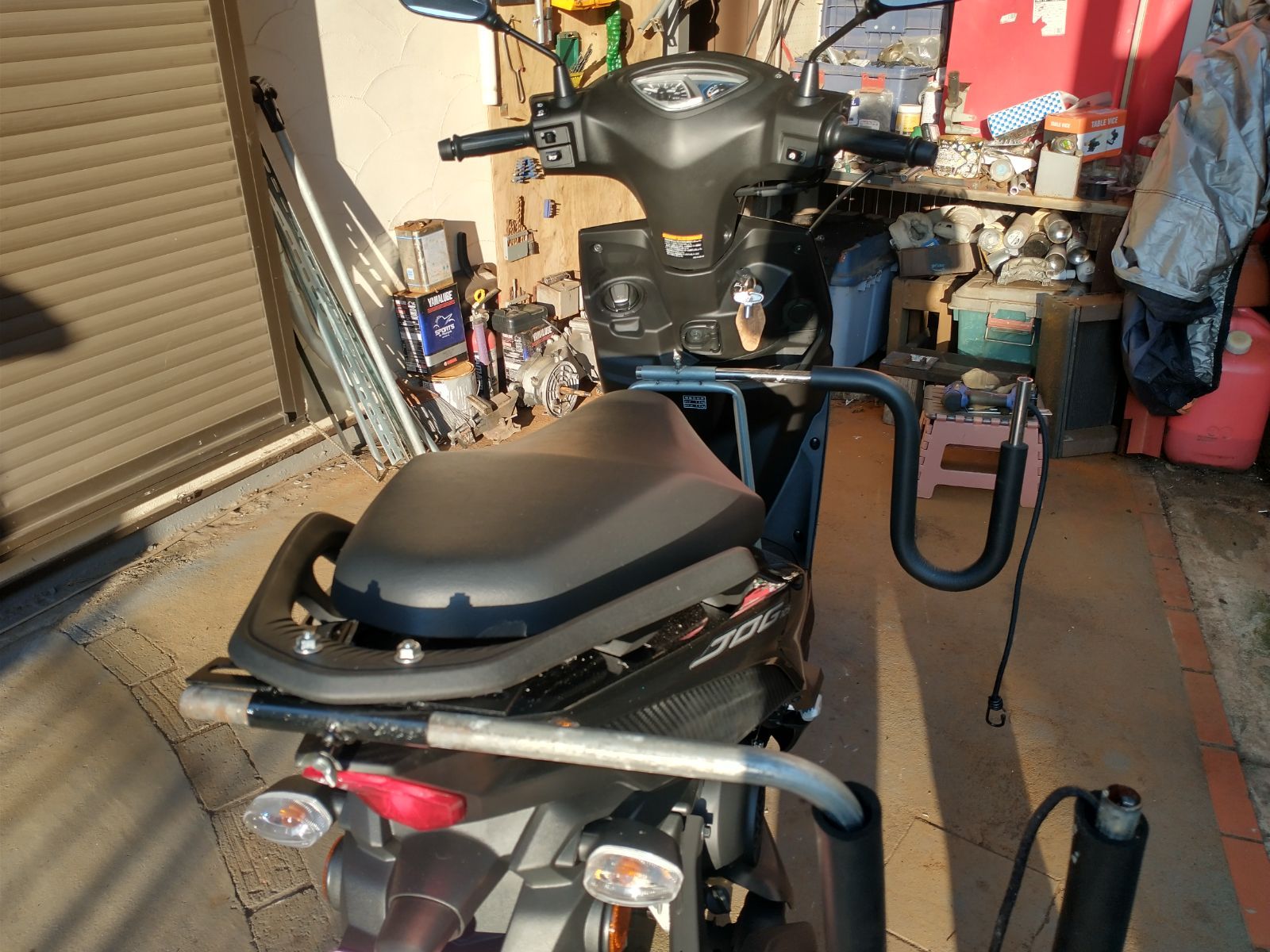 原付スクーター用のサーフボードキャリア