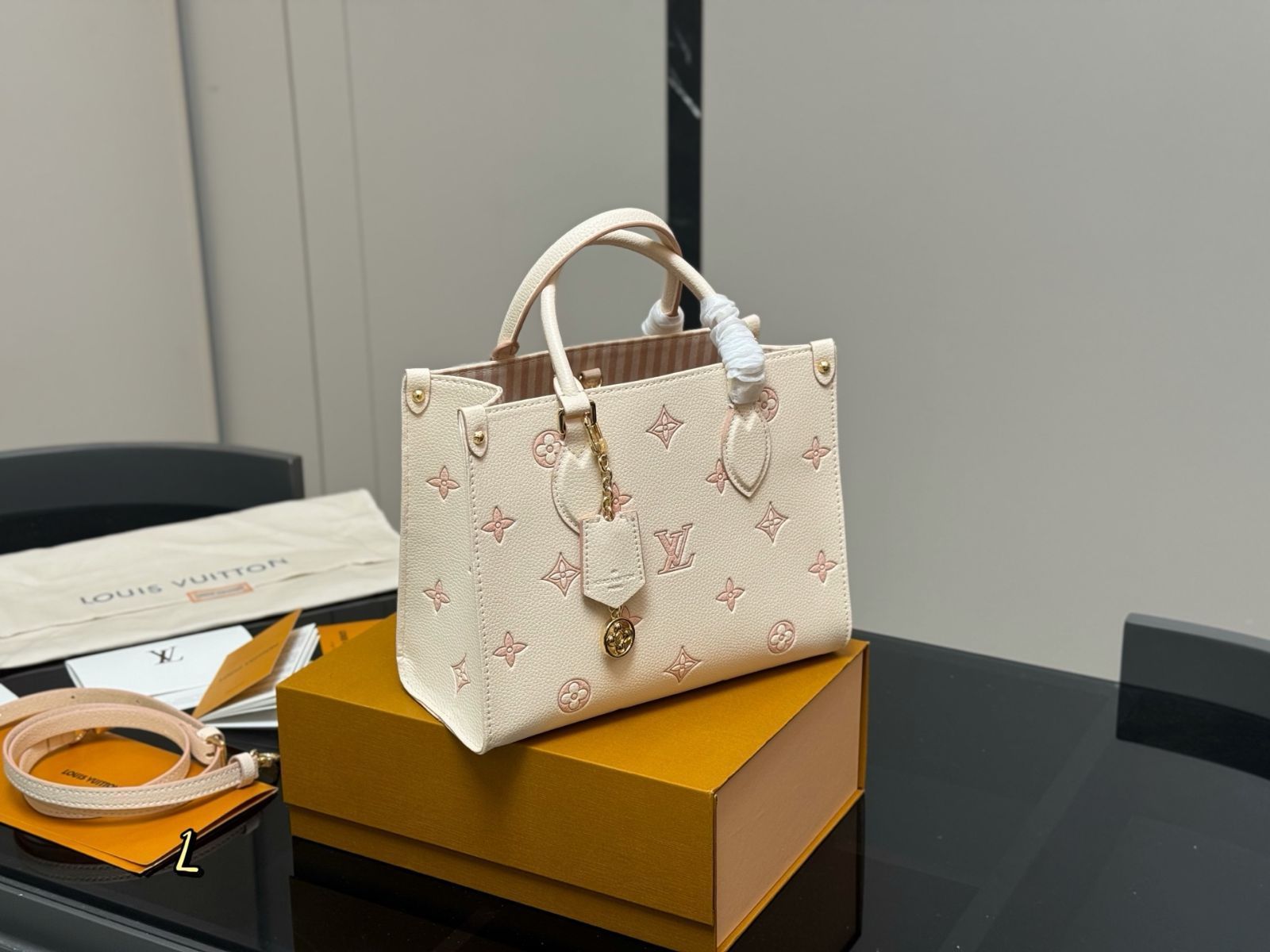 LOUIS VUITTON＊ONTHEGO MM TOTE BAG トートバッグ＊送料込 LOUIS VUITTON Onthego MM Giant Monogram Canvas Tote Shoulder