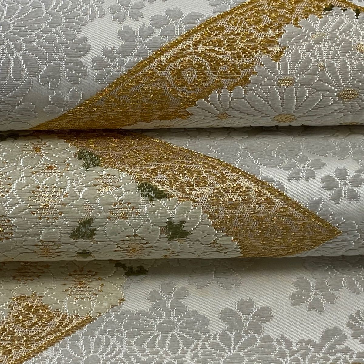 袋帯 逸品 山口美術織物 落款 御物春秋文 唐織 金銀糸 白 お太鼓 袋帯 逸品 山口美術織物 落款 御物春秋文 唐織 金銀糸 白 お太鼓