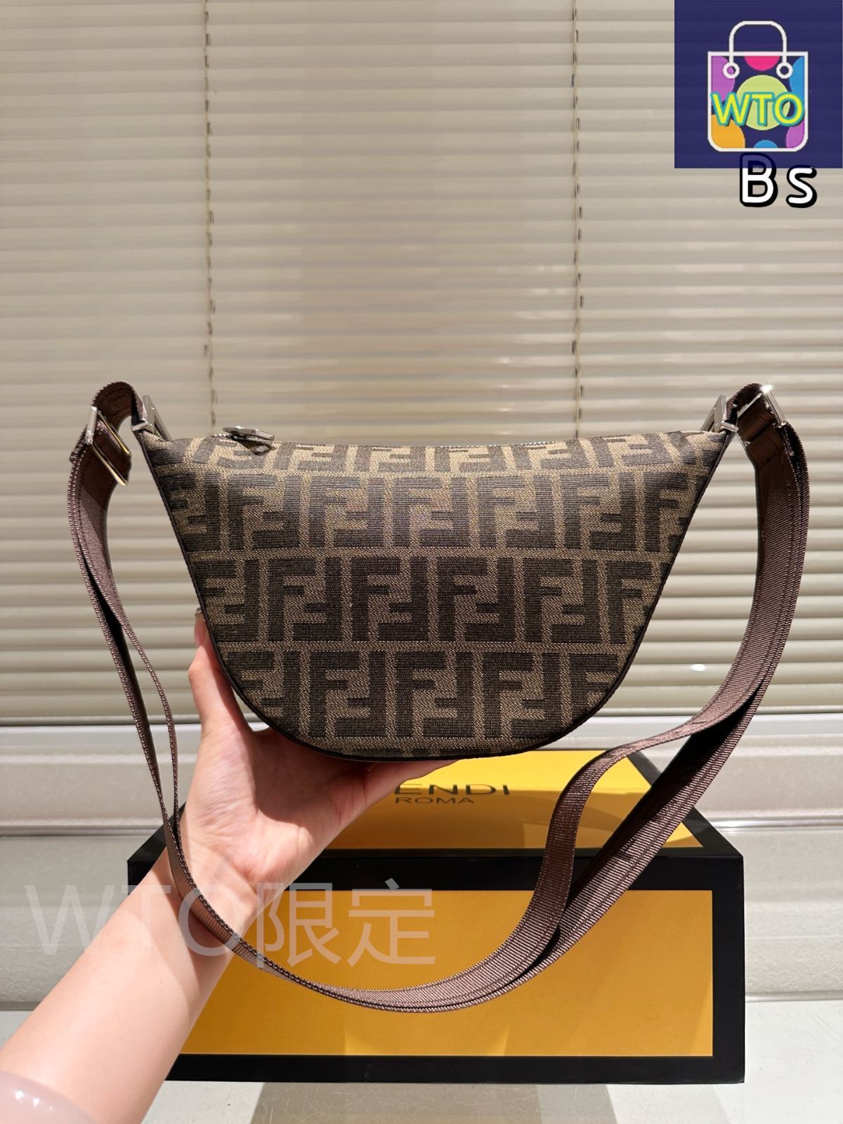 FENDI 大容量バニティーバッグ クロスボディ フェンディ、レディライクな新作ミニバッグ「フェンディ