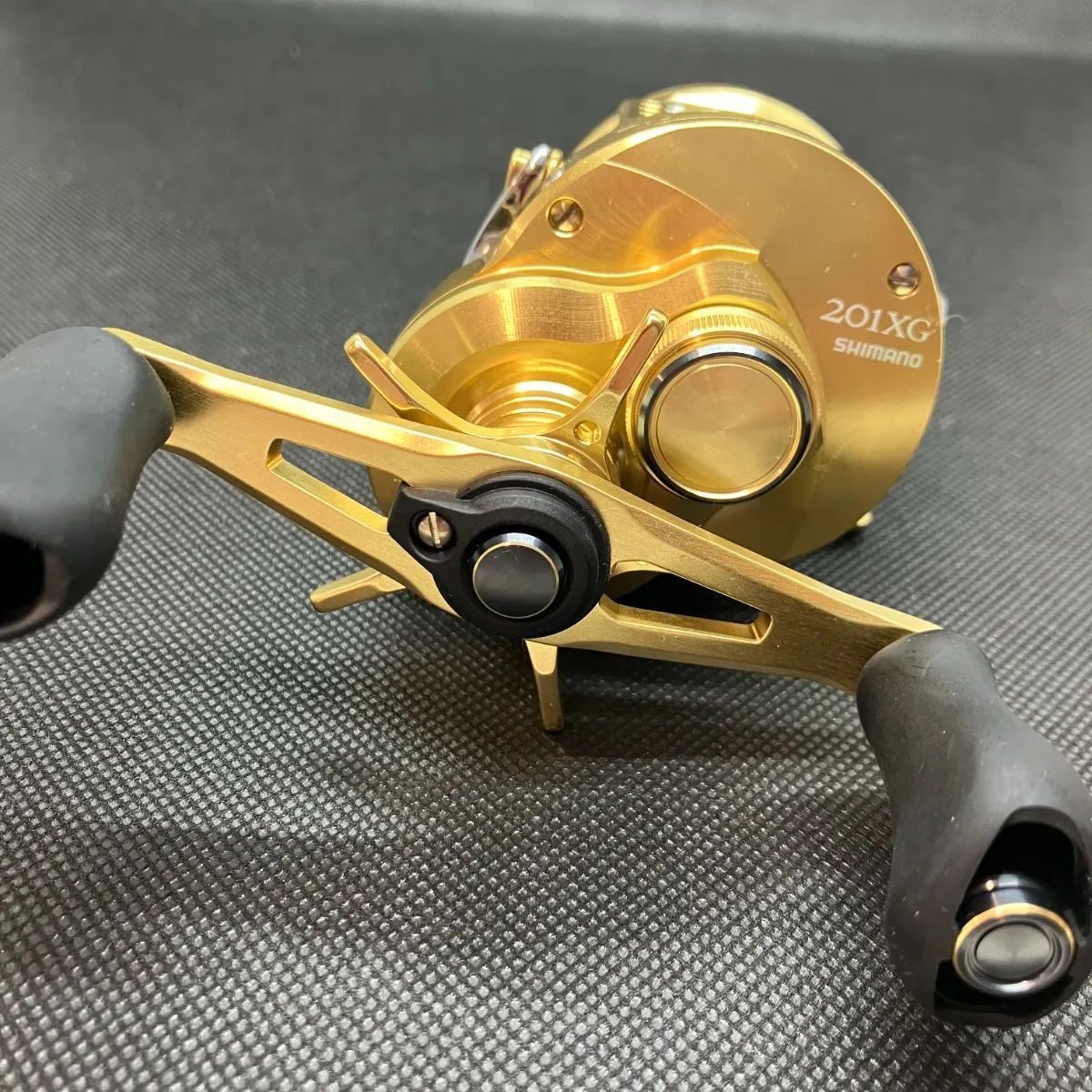 カルカッタ201 シマノ カルカッタ コンクエスト 201 (左) カルカッタコン