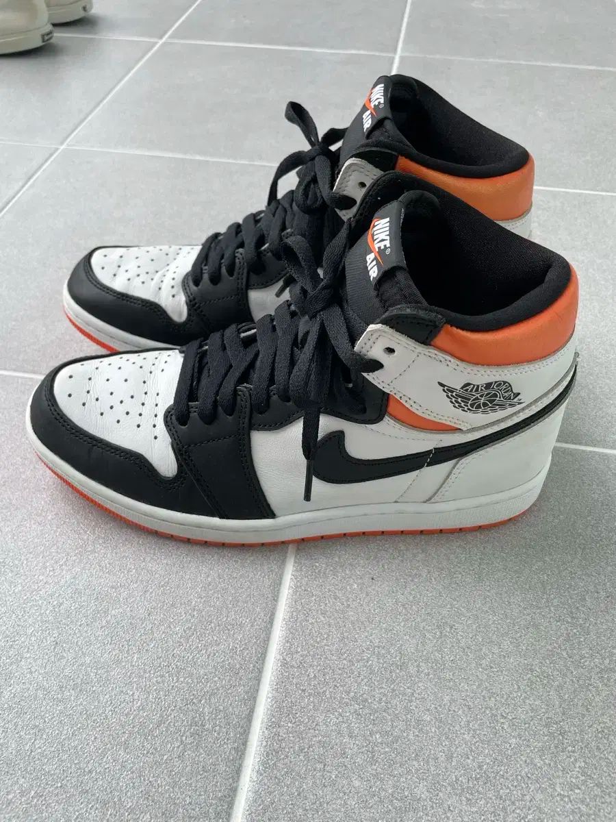 NIKE ナイキ エアジョーダン 1 レトロ ハイ OG エレクトロ オレンジ 260