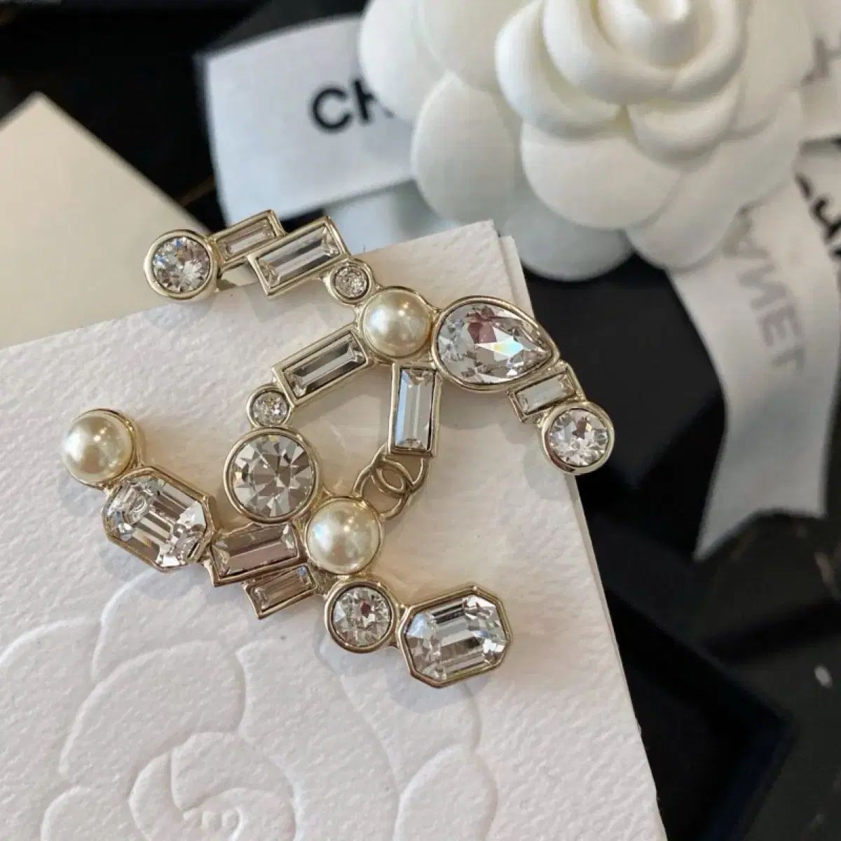 CHANEL パールクリスタルブローチ CHANEL(シャネル) パール クリスタル cc ロゴ ブローチ - メルカリ