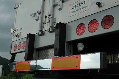 いすゞISUZU 07フォワード に ミラクルプレート ミラータイプ リアバンパーをドレスアップ ミラーのような輝きでトラックリアをカスタム サイズ幅137ｍｍX長さ1800ｍｍX厚さ0.5ｍｍ カットして貼るだけ かんたん取り付け