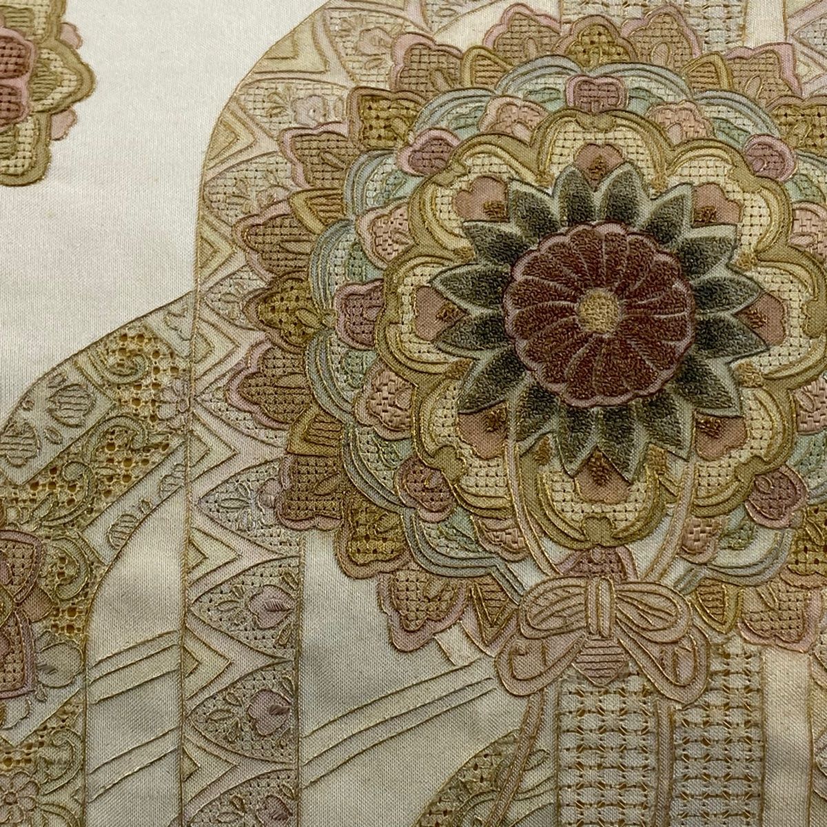 刺繍 袋帯 お太鼓柄 金糸 正絹 袋帯 美品 秀品 扇面 草花 金糸 箔 金色 お太鼓柄 正絹 【中古