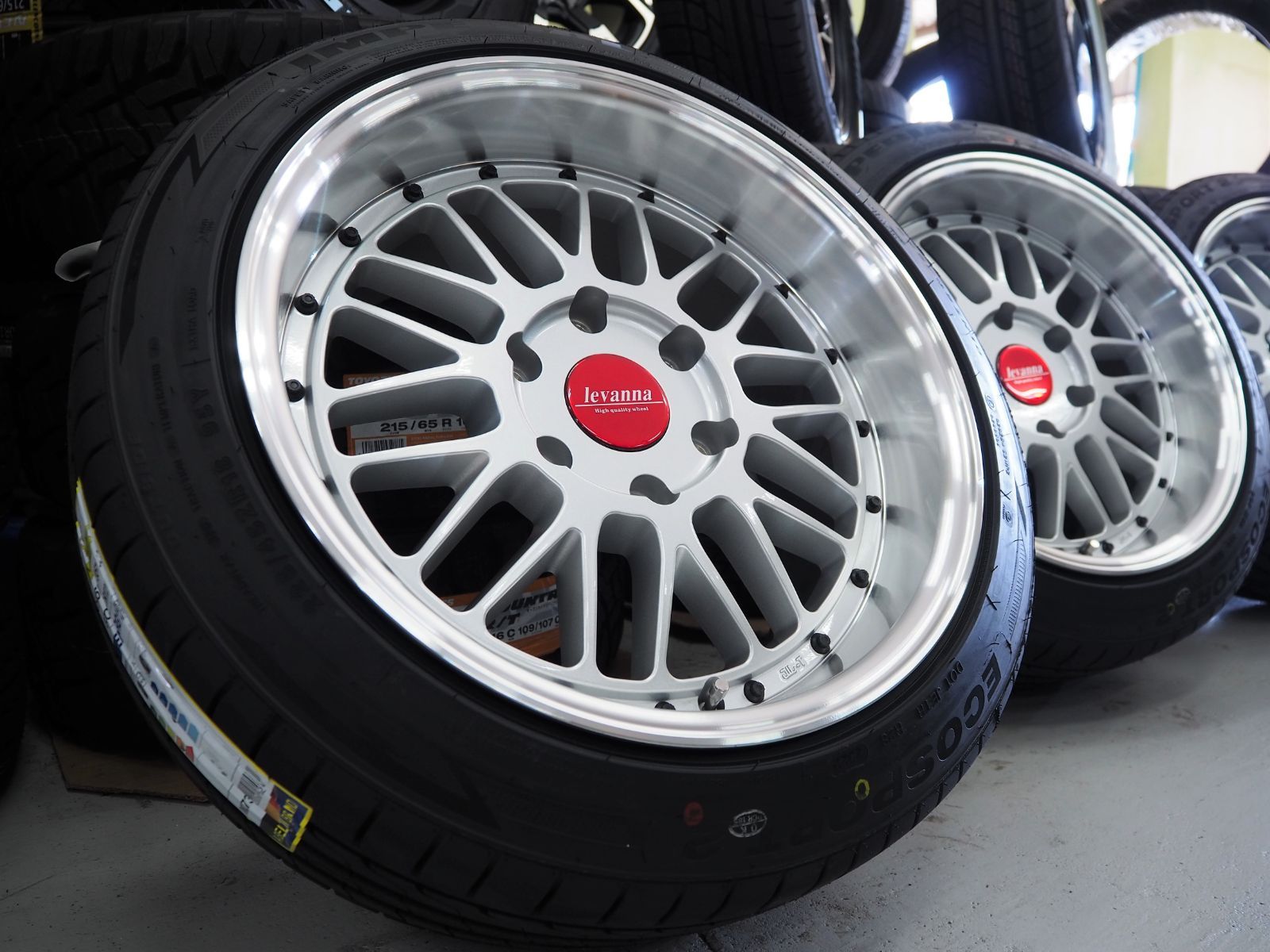 カスタムサイズ 深リム シルバー NE03+ 225/45R18 ハイエース 