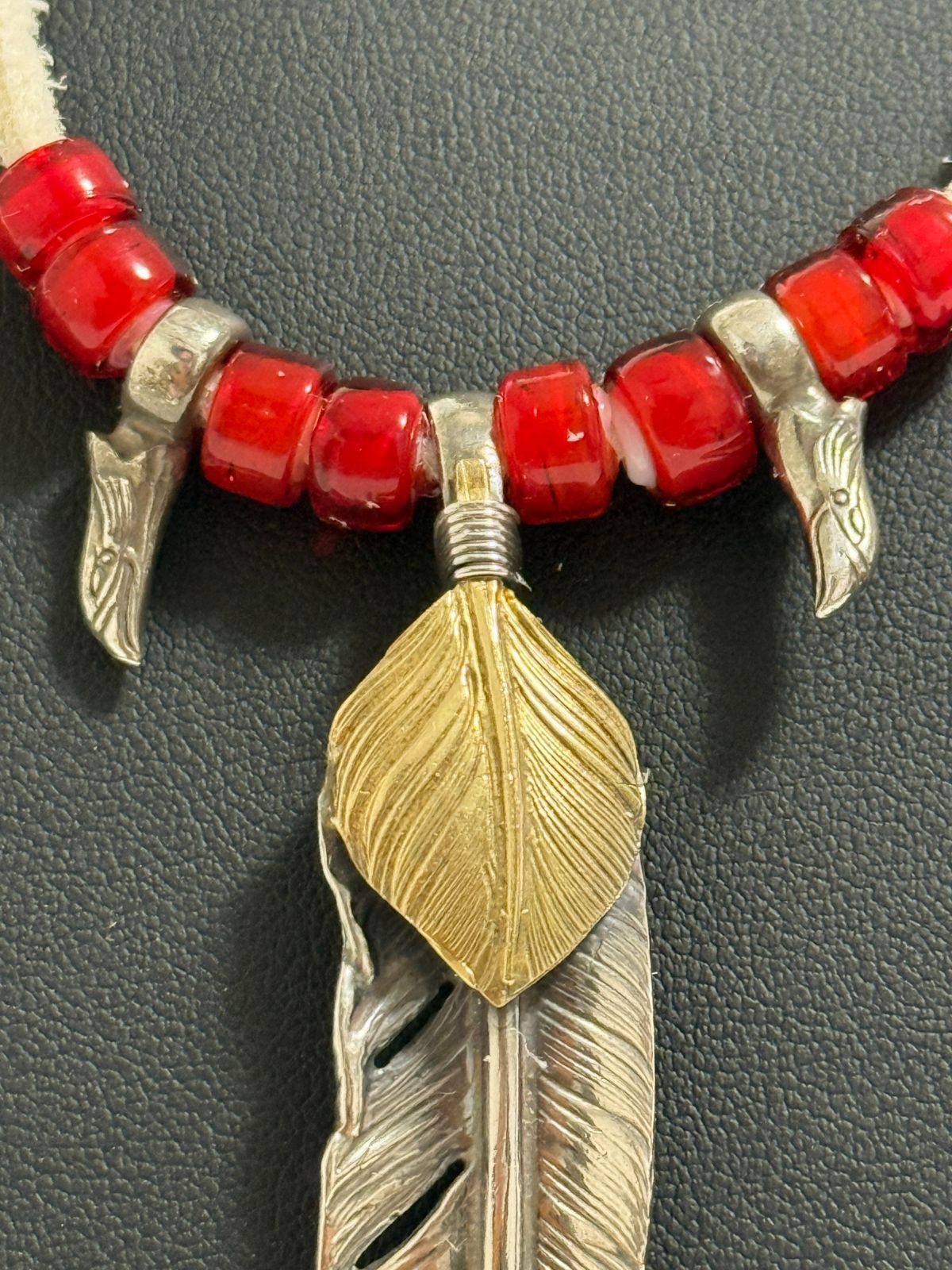 ゴローズ　goro's 上金特大フェザー　鹿紐ビーズカスタム ゴローズ goro's 上金特大フェザー 鹿紐ビーズカスタム - メルカリ